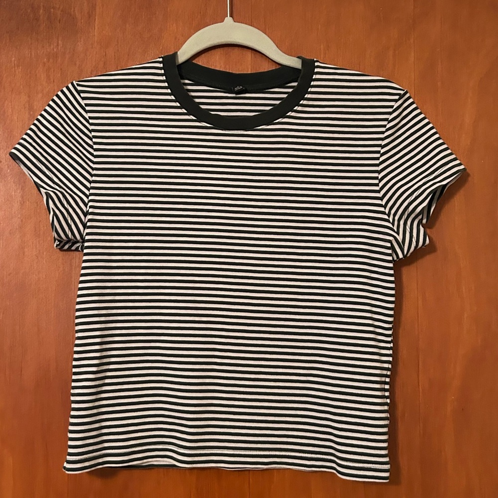 Uniqlo Mini Stripe T Shirt Size Medium